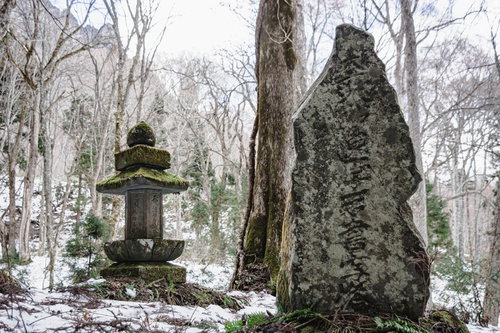 杉並木の脇に建つ大乗妙典一字一石書写碑と法華多宝塔