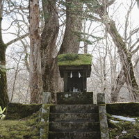背後から射す日の光にかすむ一龕龍王祠(いっかんりゅうおうし)の写真