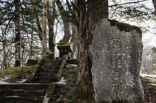 一龕龍王祠(いっかんりゅうおうし)と刻まれた石碑と奥に見える祠