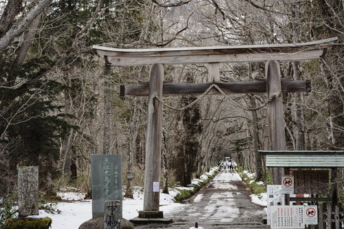 初冬の雪が残る戸隠神社奥社入り口の大鳥居付近