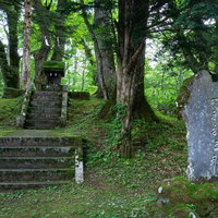 奥社大鳥居をくぐってすぐにある一龕龍王祠（いっかんりゅうおうし）と刻まれた石碑と祠の写真