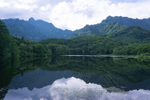 見事なシンメトリーの世界を楽しめる鏡池