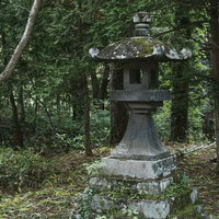 戸隠神社奥社参道入り口に建つ常夜灯の写真
