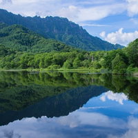 美しいシンメトリーの世界を見せてくれる戸隠の鏡池の写真