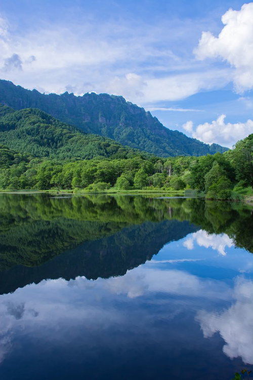 美しいシンメトリーの世界を見せてくれる戸隠の鏡池