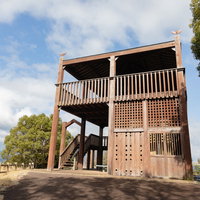 崎野自然公園の木造展望台と青空の風景の写真