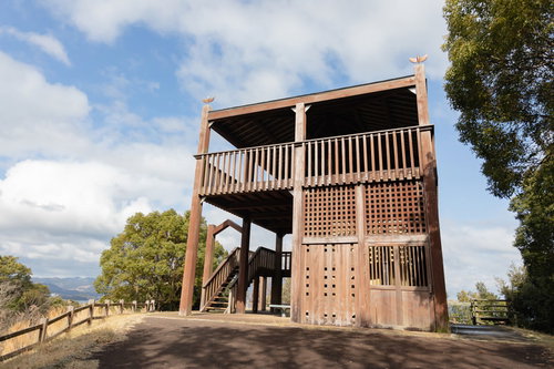 崎野自然公園の木造展望台と青空の風景