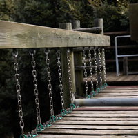 足元が揺れる吊橋のアスレチック場（崎野自然公園）の写真