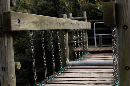 足元が揺れる吊橋のアスレチック場（崎野自然公園）