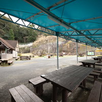 崎野自然公園のデイキャンプ場に並ぶテーブルとベンチの写真