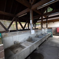 崎野自然公園のバーベキュー場の調理台と水道設備の写真