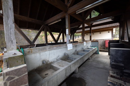 崎野自然公園のバーベキュー場の調理台と水道設備