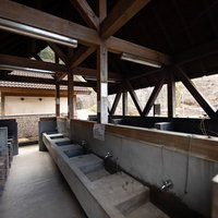 崎野自然公園の屋根付きバーベキュー場の調理台とシンクの写真
