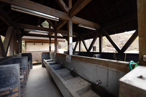 崎野自然公園の屋根付きバーベキュー場の調理台とシンク