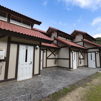 時津町の崎野自然公園に並ぶ白い外壁と赤い屋根のバンガローの写真