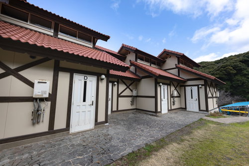 時津町の崎野自然公園に並ぶ白い外壁と赤い屋根のバンガロー