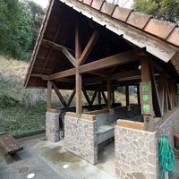崎野自然公園のキャンプ場にある炊事棟の全景の写真