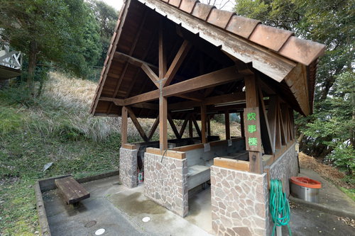 崎野自然公園のキャンプ場にある炊事棟の全景