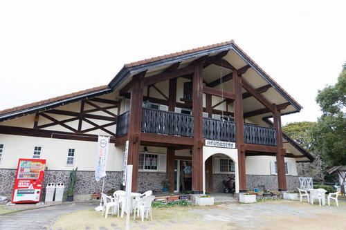 木造建築の崎野自然公園管理棟