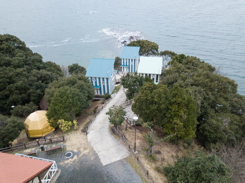 海を見下ろす崎野自然公園のコテージ群と海岸風景