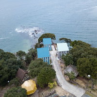 崎野自然公園の海岸沿いにできた新しいコテージと大村湾の眺望の写真