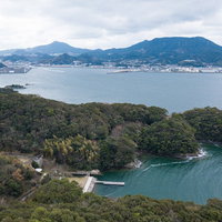 崎野自然公園の上空から望む時津港と大村湾の写真