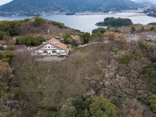 山の上にある崎野自然公園の中央広場を空撮で捉えた風景