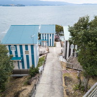 崎野自然公園キャンプ場にオープンした青と白のストライプコテージの写真