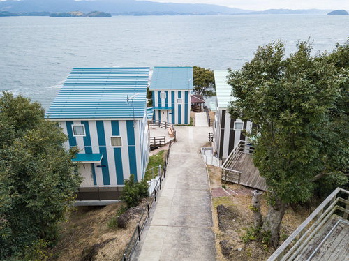 崎野自然公園キャンプ場にオープンした青と白のストライプコテージ