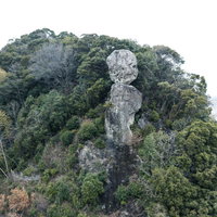 山中にある鯖くさらかし岩の写真