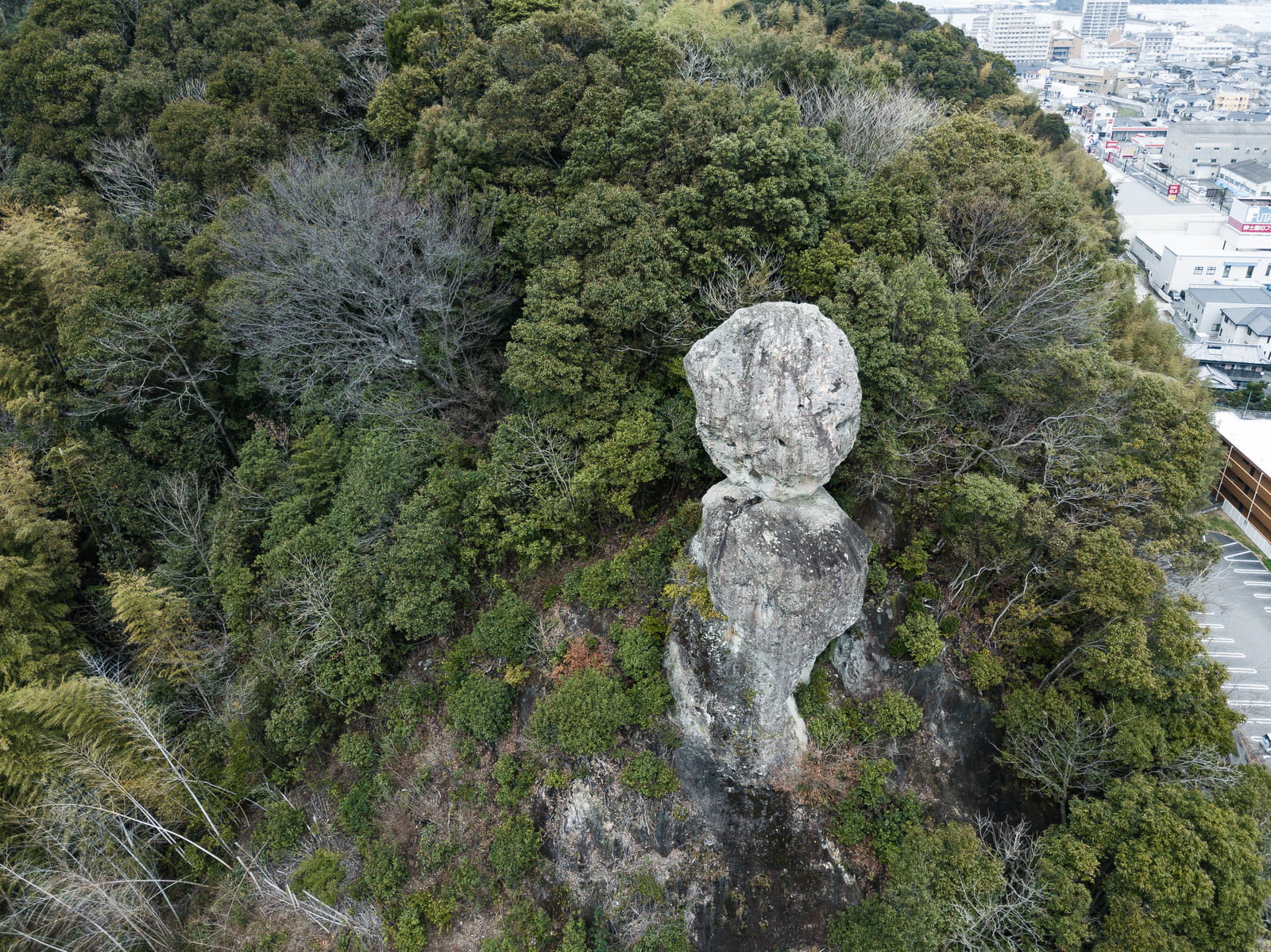 時津町の斜面に立つ巨大な奇岩