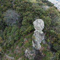 今にも落ちそうな2つの巨岩（時津町）の写真