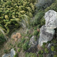 今にも落ちてしまいそうな岩、時津町の鯖くさらかし岩の写真
