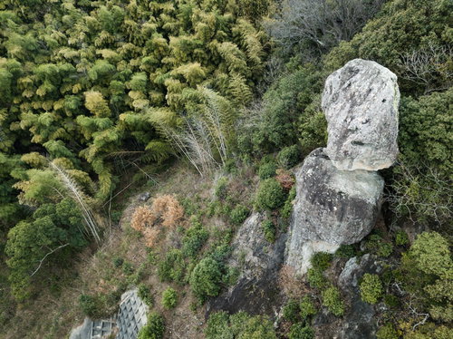 今にも落ちてしまいそうな岩、時津町の鯖くさらかし岩