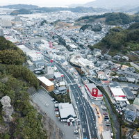 高台から鯖くさらかし岩と時津町の街並みを一望する風景の写真
