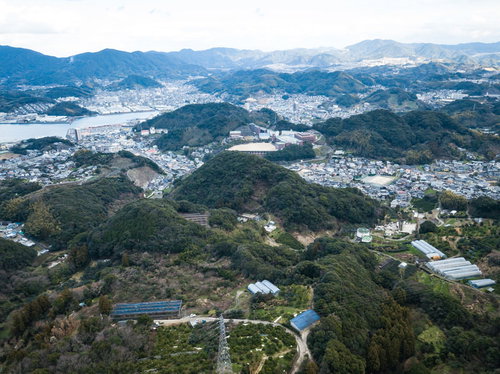 鳴鼓岳からの景観、時津町の住宅街を空撮で見下ろす