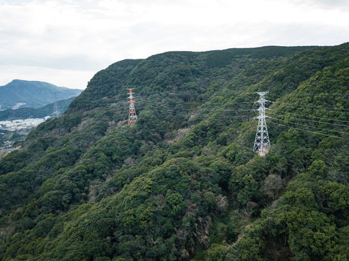 山間に立つ送電線と鉄塔の風景 - 山地を通る電力インフラ