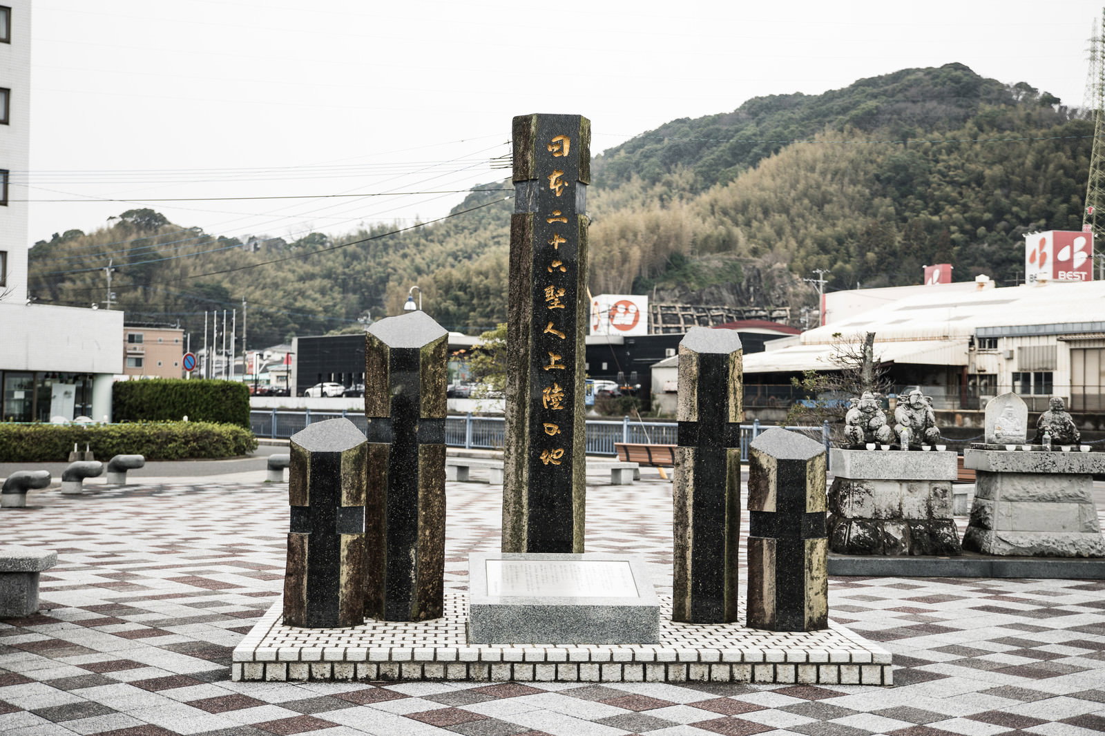 時津町にある日本二十六聖人上陸の地を示す石造りの記念碑