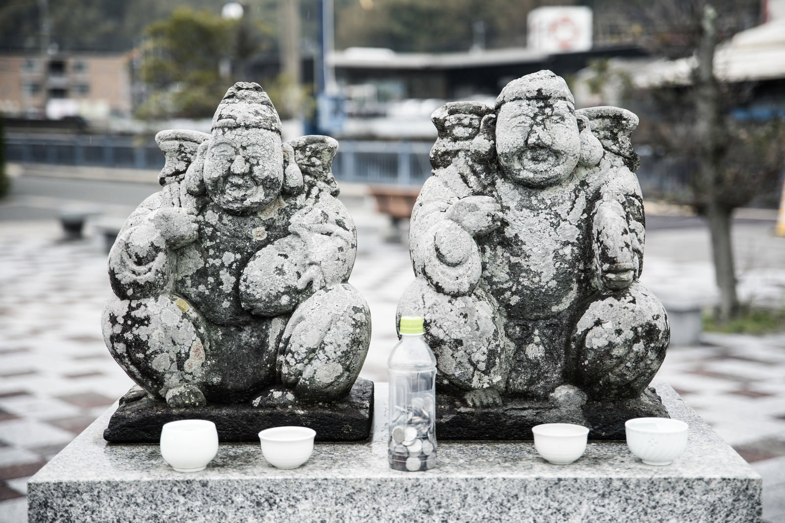 石段の両脇に配置された一対の恵比寿像