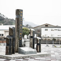 時津港の広場に建つ日本二十六聖人上陸の地を示す石造りの記念碑の写真