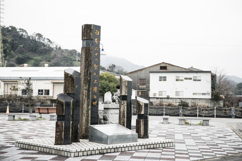 時津港の広場に建つ日本二十六聖人上陸の地を示す石造りの記念碑