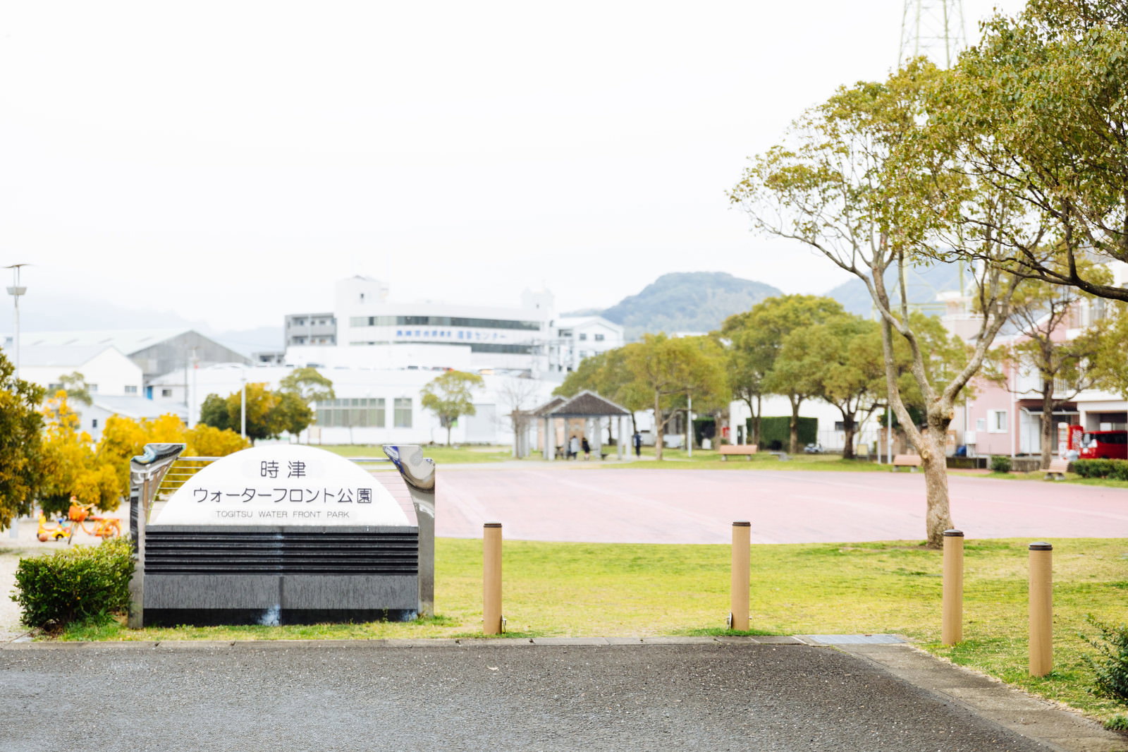 時津ウォーターフロント公園の芝生広場に設置された遊具と滑り台