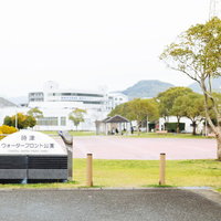 時津ウォーターフロント公園の芝生広場と遊具の写真