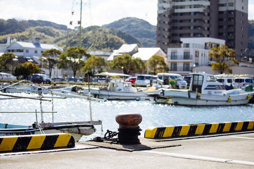 大村湾漁協前の漁港に停泊する白い漁船と穏やかな海の風景
