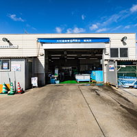 大村湾漁協組合の販売所の正面外観と駐車場の写真