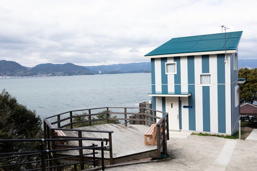 崎野自然公園の海岸沿いコテージのバルコニーでバーベキュー
