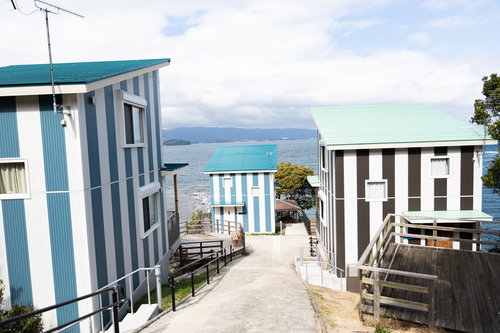 大村湾を眺める時津町の崎野自然公園、海岸沿いに並ぶコテージ