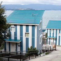 大村湾を一望できる青と白のストライプ柄の新コテージの写真