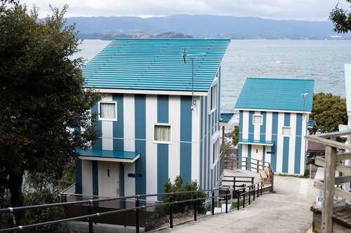 大村湾を一望できる青と白のストライプ柄の新コテージ