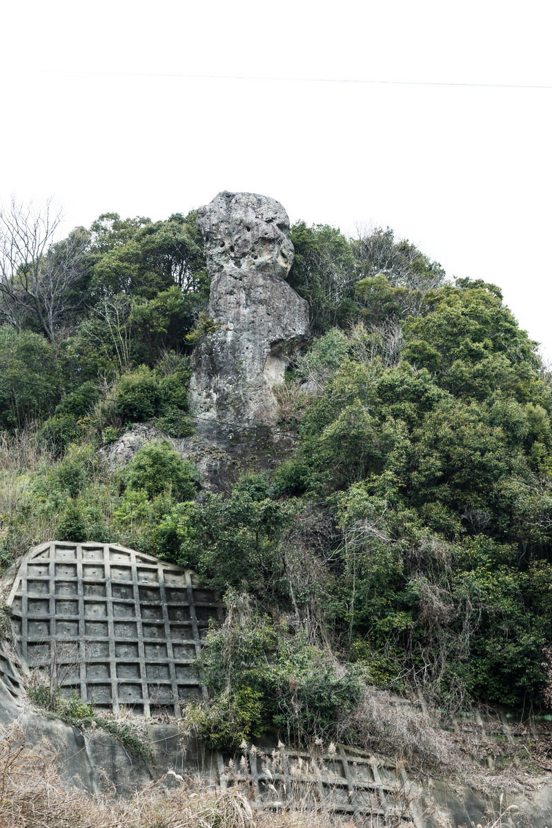 緑の森に囲まれた巨大な岩塔、鯖くさらかし岩